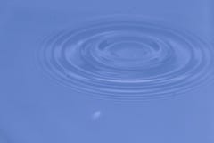 Славная волна воды сформированная падением воды стоковые изображения rf Славная волна воды сформированная падением воды стоковые изображения rf