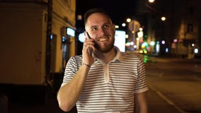 Славный бородатый человек имеет звонок мобильного телефона Он отвечает ему и начинает к беседовать с кто-нибудь Пребывание на ули акции видеоматериалы Славный бородатый человек имеет звонок мобильного телефона Он отвечает ему и начинает к беседовать с кто-нибудь Пребывание на ули акции видеоматериалы