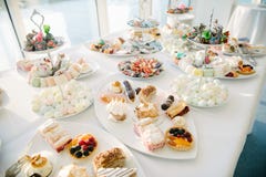 Сладкая таблица десерта на свадьбе Cakestand на свадьбе стоковые фото Сладкая таблица десерта на свадьбе Cakestand на свадьбе стоковые фото