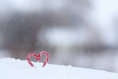 сладкое красное сердце леденцов на палочке конфеты сформированное в белом снеге в праздничном дне Валентайн стоковая фотография сладкое красное сердце леденцов на палочке конфеты сформированное в белом снеге в праздничном дне Валентайн стоковая фотография