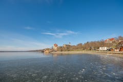 Сладкое озеро в Саксонии-Anhalt в Германии с enthroned замком Seeburg стоковое фото rf Сладкое озеро в Саксонии-Anhalt в Германии с enthroned замком Seeburg стоковое фото rf