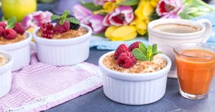 Сладостный завтрак в частях с полениками и мятой Домодельные печенья и душистый кофе, сок Букет цветков весны, стоковые изображения rf Сладостный завтрак в частях с полениками и мятой Домодельные печенья и душистый кофе, сок Букет цветков весны, стоковые изображения rf