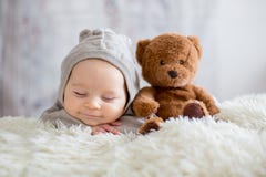 Сладостный ребёнок в медведе общем, спящ в кровати с плюшевым медвежонком стоковые фото Сладостный ребёнок в медведе общем, спящ в кровати с плюшевым медвежонком стоковые фото