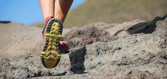 След спортсмена бежать в горах на скалистой местности стоковое изображение След спортсмена бежать в горах на скалистой местности стоковое изображение