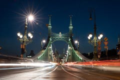 Следы автомобилей моста свободы моста Будапешта светлые стоковые фото Следы автомобилей моста свободы моста Будапешта светлые стоковые фото
