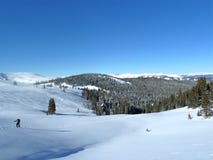 Следы лыжи Backcountry гористые с голубым небом Стоковое Фото Следы лыжи Backcountry гористые с голубым небом Стоковое Фото