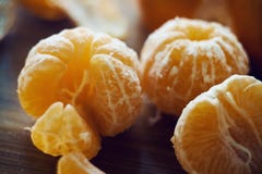 Слезли tangerine на извлекли предпосылке корки, который стоковое изображение Слезли tangerine на извлекли предпосылке корки, который стоковое изображение