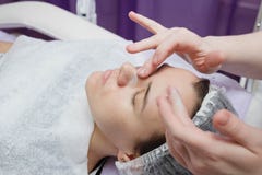 Сливк Nanost Cosmetician после moisturizing лицевая маска стоковые изображения rf Сливк Nanost Cosmetician после moisturizing лицевая маска стоковые изображения rf