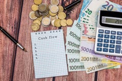 Слово исходящей наличности в блокноте с евро, калькуляторе, монетке стоковое фото Слово исходящей наличности в блокноте с евро, калькуляторе, монетке стоковое фото