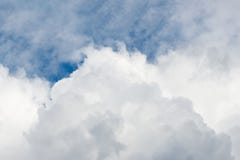 Слои белых облаков против ясного голубого неба на солнечный день стоковые изображения rf Слои белых облаков против ясного голубого неба на солнечный день стоковые изображения rf