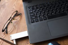 Сломанное wifi на ноутбуке, поддержанном сигнале wifi от плохого фрилансера стоковые изображения Сломанное wifi на ноутбуке, поддержанном сигнале wifi от плохого фрилансера стоковые изображения