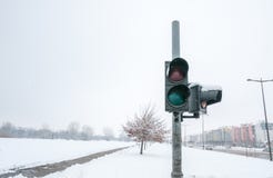 Сломанный и из светофора пользы на прогулке городской улицы перекрестной для пешеходов в городе поврежденном снегом в зимнем врем стоковое изображение Сломанный и из светофора пользы на прогулке городской улицы перекрестной для пешеходов в городе поврежденном снегом в зимнем врем стоковое изображение