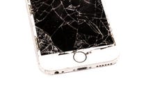 Сломленное iPhone 6S превратилось компанией Яблоком Inc стоковое фото Сломленное iPhone 6S превратилось компанией Яблоком Inc стоковое фото