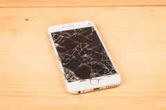 Сломленное iPhone 6S превратилось компанией Яблоком Inc стоковые изображения rf Сломленное iPhone 6S превратилось компанией Яблоком Inc стоковые изображения rf