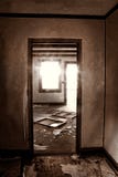 Сломленные окна кладя внутренний дом при яркий свет приходя внутри стоковая фотография Сломленные окна кладя внутренний дом при яркий свет приходя внутри стоковая фотография
