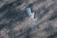 Сломленные стеклянные части на асфальте Сломленное стекло автомобиля после аварии Последствия автокатастрофы на дороге стоковое фото Сломленные стеклянные части на асфальте Сломленное стекло автомобиля после аварии Последствия автокатастрофы на дороге стоковое фото