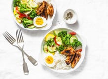 Служат обед, который - потушенный цыпленок овощей, риса, вареного яйца и teriyaki на светлой предпосылке стоковые изображения rf Служат обед, который - потушенный цыпленок овощей, риса, вареного яйца и teriyaki на светлой предпосылке стоковые изображения rf