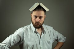 Случайный бизнесмен с книгой используя образование для того чтобы преодолевать проблемы дела стоковое фото Случайный бизнесмен с книгой используя образование для того чтобы преодолевать проблемы дела стоковое фото