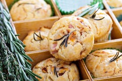 Смачные булочки с травами, томатами и ветчиной стоковая фотография Смачные булочки с травами, томатами и ветчиной стоковая фотография