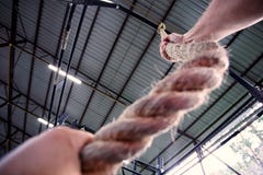 Смертная казнь через повешение молодой женщины на веревочке стоковое изображение rf Смертная казнь через повешение молодой женщины на веревочке стоковое изображение rf