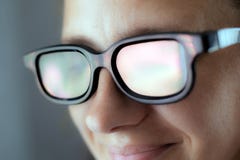 Смех девушки в стеклах 3D в кино пока смотрящ конец-вверх образа жизни фильма стоковое фото rf Смех девушки в стеклах 3D в кино пока смотрящ конец-вверх образа жизни фильма стоковое фото rf