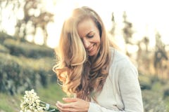 Смех женщины с удовольствием стоковые фото Смех женщины с удовольствием стоковые фото