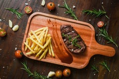 Смешанное зажаренное kebab зажарило лож стейка мяса с французским frieson деревенский старый элегантный деревянный столовый прибо стоковое фото rf Смешанное зажаренное kebab зажарило лож стейка мяса с французским frieson деревенский старый элегантный деревянный столовый прибо стоковое фото rf