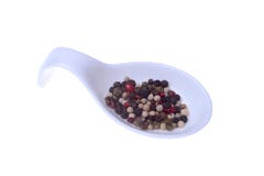Смешанные corns черного, белого и красного перца в шаре изолированном на белой предпосылке стоковые изображения rf Смешанные corns черного, белого и красного перца в шаре изолированном на белой предпосылке стоковые изображения rf
