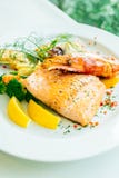 Смешанный зажаренный стейк морепродуктов с salmon креветкой и другим мясом стоковое фото Смешанный зажаренный стейк морепродуктов с salmon креветкой и другим мясом стоковое фото
