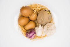 Смешивание лука и чеснока картошки яйца на гнезде с белой предпосылкой стоковая фотография Смешивание лука и чеснока картошки яйца на гнезде с белой предпосылкой стоковая фотография