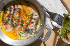Смешивание омлета с vegetable подачей в горячий лоток на таблице в coffe стоковая фотография rf Смешивание омлета с vegetable подачей в горячий лоток на таблице в coffe стоковая фотография rf