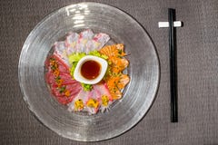 Смешивание различного carpaccio рыб с соусом цитрусовых фруктов салата и стоковая фотография Смешивание различного carpaccio рыб с соусом цитрусовых фруктов салата и стоковая фотография