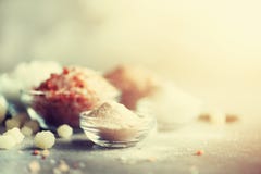 Смешивание различного соли печатает на серой конкретной предпосылке Кристаллы солей моря, черных и розовых гималайские соли, поро стоковое фото rf Смешивание различного соли печатает на серой конкретной предпосылке Кристаллы солей моря, черных и розовых гималайские соли, поро стоковое фото rf