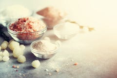 Смешивание различного соли печатает на серой конкретной предпосылке Кристаллы солей моря, черных и розовых гималайские соли, поро стоковая фотография rf Смешивание различного соли печатает на серой конкретной предпосылке Кристаллы солей моря, черных и розовых гималайские соли, поро стоковая фотография rf