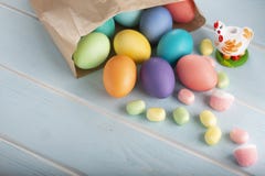 Смешивание яя цыпленка пасхи праздника красочных в сумке и помадках бумажного ремесла стоковые изображения Смешивание яя цыпленка пасхи праздника красочных в сумке и помадках бумажного ремесла стоковые изображения