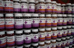 Смешная имитация медицины шоколада на счетчике магазина Пилюльки шоколада стоковое фото rf Смешная имитация медицины шоколада на счетчике магазина Пилюльки шоколада стоковое фото rf