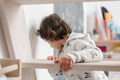 Смешная маленькая девочка в милых pijamas имея потеху стоковые изображения Смешная маленькая девочка в милых pijamas имея потеху стоковые изображения