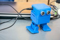 Смешной голубой робот напечатал на принтере 3D Игрушка милое автоматическое Роб стоковое фото Смешной голубой робот напечатал на принтере 3D Игрушка милое автоматическое Роб стоковое фото