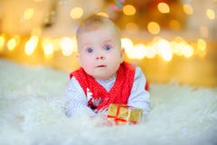 смешной младенец с большими голубыми глазами, лежа на поле с небольшой подарочной коробкой, смотря в сюрпризе на камере, на задне стоковые фото смешной младенец с большими голубыми глазами, лежа на поле с небольшой подарочной коробкой, смотря в сюрпризе на камере, на задне стоковые фото