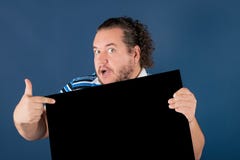 Смешной тучный человек в яркой striped рубашке держа черную доску сочинительства стоковое изображение rf Смешной тучный человек в яркой striped рубашке держа черную доску сочинительства стоковое изображение rf
