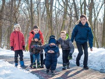 Смешные мальчики в парке зимы стоковое изображение rf Смешные мальчики в парке зимы стоковое изображение rf