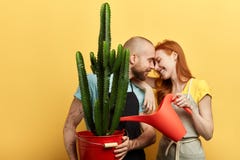 Смешные романтичные пары любящий позаботиться о цветки стоковые изображения rf Смешные романтичные пары любящий позаботиться о цветки стоковые изображения rf
