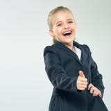 Смеясь над маленький большой палец руки выставки бизнес-леди вверх Девушка ребенка в шине стоковое изображение rf Смеясь над маленький большой палец руки выставки бизнес-леди вверх Девушка ребенка в шине стоковое изображение rf