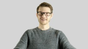 Смеяться над эмоциональной реакции смешной человека ухищренного битника вскользь изолированного на белой предпосылке с маской для видеоматериал Смеяться над эмоциональной реакции смешной человека ухищренного битника вскользь изолированного на белой предпосылке с маской для видеоматериал
