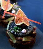Смоква и десерт macaron виноградин на голубой предпосылке стоковое изображение Смоква и десерт macaron виноградин на голубой предпосылке стоковое изображение