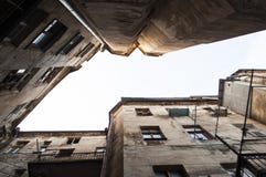 Смотреть вверх на здании высокого подъема старом стоковое фото rf Смотреть вверх на здании высокого подъема старом стоковое фото rf