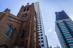 Смотреть до собор St Mary в районе Чайна-тауна и современных небоскребах на заднем плане; старый против нового в городском Сан стоковая фотография Смотреть до собор St Mary в районе Чайна-тауна и современных небоскребах на заднем плане; старый против нового в городском Сан стоковая фотография