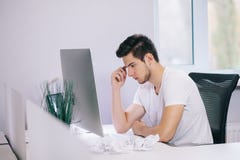 Смотреть от деятеля в офисе Стильный дизайнер на усаживании работы Сфокусированный на его работе стоковая фотография rf Смотреть от деятеля в офисе Стильный дизайнер на усаживании работы Сфокусированный на его работе стоковая фотография rf