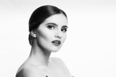 смотрите на ее милых касающих детенышей женщины прикладывать политуру кожи внимательности прозрачную стоковые изображения смотрите на ее милых касающих детенышей женщины прикладывать политуру кожи внимательности прозрачную стоковые изображения