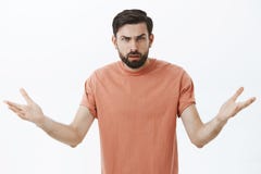 Смущенный и надоеданный сердитый бородатый парень не может понять почему спорящ, хмурясь с невежественный shrugging эмоций стоковые фото Смущенный и надоеданный сердитый бородатый парень не может понять почему спорящ, хмурясь с невежественный shrugging эмоций стоковые фото